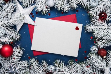 Neşeli Noel ve mutlu tatil tebrik kartı, çerçeve, banner. Yeni yıl. Noel. Noel süsler, zarf kapağı ve köknar ağacı üzerinde mavi arka plan üstten görünüm. Kış tatil tema. Düz yatıyordu.