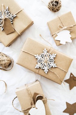 Noel el yapımı hediye kutuları üzerinde beyaz arka plan üstten görünüm buruşuk. Neşeli Noel tebrik kartı, çerçeve. Kış xmas tatil tema. Yeni Yılınız Kutlu Olsun. Düz yatıyordu