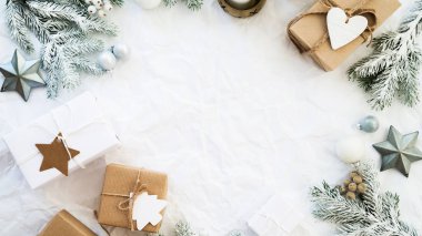 Noel el yapımı hediye kutuları üzerinde beyaz arka plan üstten görünüm buruşuk. Neşeli Noel tebrik kartı, çerçeve. Kış xmas tatil tema. Yeni Yılınız Kutlu Olsun. Düz yatıyordu