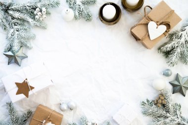 Noel el yapımı hediye kutuları üzerinde beyaz arka plan üstten görünüm buruşuk. Neşeli Noel tebrik kartı, çerçeve. Kış xmas tatil tema. Yeni Yılınız Kutlu Olsun. Düz yatıyordu