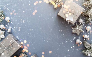 Noel gümüş el yapımı Hediyelik kutu mavi arka plan üstüne görüntüleyin. Neşeli Noel tebrik kartı, çerçeve. Kış xmas tatil tema. Yeni Yılınız Kutlu Olsun. Noel. Düz yatıyordu