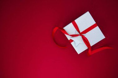 Neşeli Noel ve mutlu tatil tebrik kartı, çerçeve, banner. Yeni yıl. Noel gümüş el yapımı hediye, armağan üstünde kırmızı bir arka plan görünüm üst. Kış tatil tema. Düz yatıyordu.