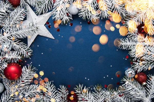 Neşeli Noel ve mutlu tatil tebrik kartı, çerçeve, banner. Yeni yıl. Noel. Noel süsler ve köknar ağacı mavi arka plan üzerinde görünümü top. Kış tatil tema. Düz yatıyordu.