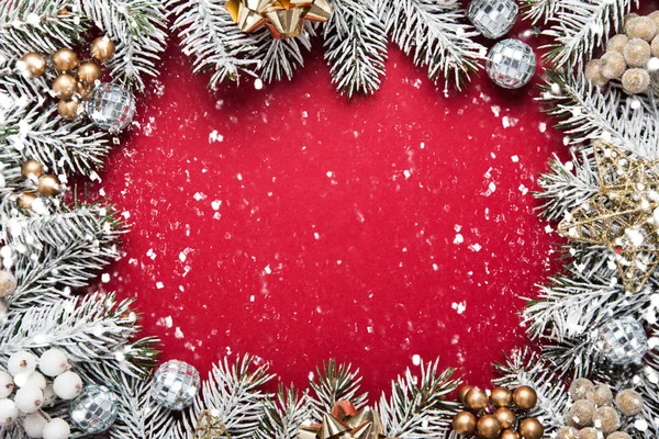 Neşeli Noel ve mutlu tatil tebrik kartı, çerçeve, banner. Yeni yıl. Noel. Noel süsler, zarf kapağı ve köknar ağacı kırmızı bir arka plan üstüne görüntüleyin. Kış tatil tema. Düz yatıyordu.