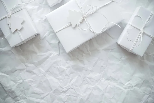 Noël Blanc Boîtes Cadeaux Faites Main Sur Fond Froissé Blanc — Photo