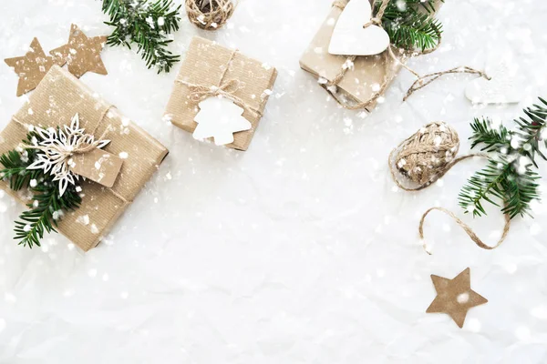 Kerst Handgemaakt Geschenkdozen Wit Verfrommeld Achtergrond Bovenaanzicht Merry Christmas Wenskaart — Stockfoto