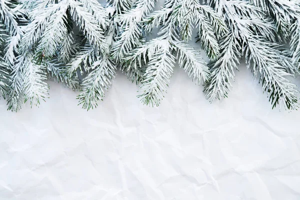 しわ白地クリスマス ツリーとクリスマスの背景 メリー クリスマスのグリーティング カード フレーム バナー 冬の休日のテーマ 明けましておめでとう テキストのためのスペース — ストック写真