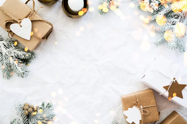 Noel el yapımı hediye kutuları üzerinde beyaz arka plan üstten görünüm buruşuk. Neşeli Noel tebrik kartı, çerçeve. Kış xmas tatil tema. Yeni Yılınız Kutlu Olsun. Düz yatıyordu
