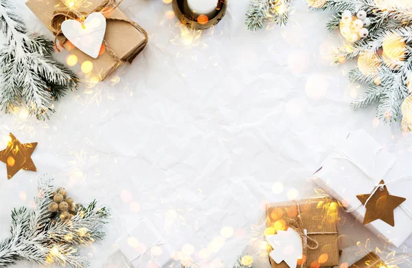 Kerst Handgemaakt Geschenkdozen Wit Verfrommeld Achtergrond Bovenaanzicht Merry Christmas Wenskaart — Stockfoto