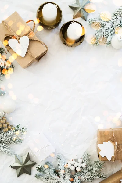 Рождественские Подарочные Коробки Ручной Работы Белом Скомканном Фоне Рождественской Открыткой — стоковое фото