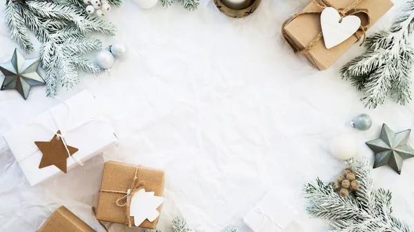 Kerst Handgemaakt Geschenkdozen Wit Verfrommeld Achtergrond Bovenaanzicht Merry Christmas Wenskaart — Stockfoto