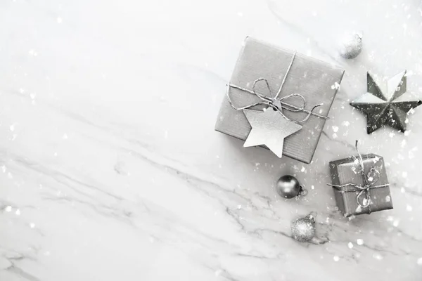 Natale Argento Scatole Regalo Fatte Mano Sfondo Marmo Bianco Vista — Foto Stock