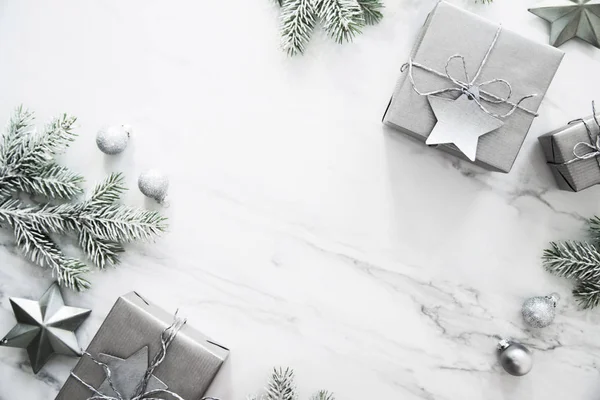 Christmas Silver Handgjorda Presentaskar Vit Marmor Bakgrund Ovanifrån Merry Christmas — Stockfoto