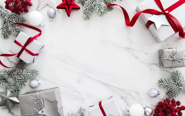 圣诞银手工礼品盒在白色大理石背景顶视图 圣诞快乐贺卡 圣诞节假期主题 新年快乐 诺埃尔 — 图库照片