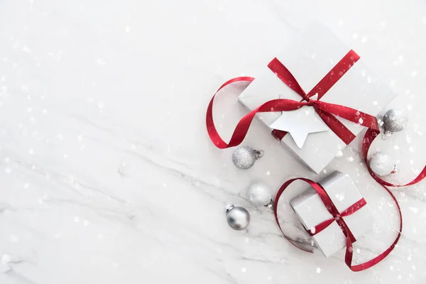 Boże Narodzenie Prezent Handmade Srebrny Pola Biały Marmur Tło Widok — Zdjęcie stockowe