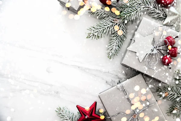 Noel gümüş el yapımı hediye kutuları üzerinde beyaz arka plan üstten görünüm mermer. Neşeli Noel tebrik kartı, çerçeve. Kış xmas tatil tema. Yeni Yılınız Kutlu Olsun. Noel. Düz yatıyordu