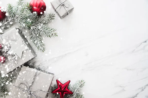 Noel gümüş el yapımı hediye kutuları üzerinde beyaz arka plan üstten görünüm mermer. Neşeli Noel tebrik kartı, çerçeve. Kış xmas tatil tema. Yeni Yılınız Kutlu Olsun. Noel. Düz yatıyordu