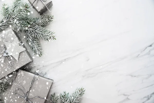 Noel gümüş el yapımı hediye kutuları üzerinde beyaz arka plan üstten görünüm mermer. Neşeli Noel tebrik kartı, çerçeve. Kış xmas tatil tema. Yeni Yılınız Kutlu Olsun. Noel. Düz yatıyordu