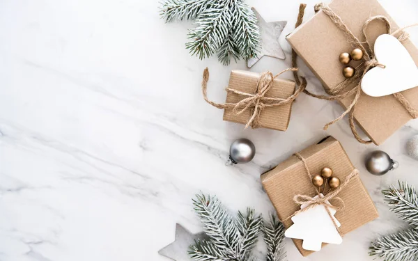 Noel el yapımı hediye kutuları üzerinde beyaz arka plan üstten görünüm mermer. Neşeli Noel tebrik kartı, çerçeve. Kış xmas tatil tema. Yeni Yılınız Kutlu Olsun. Düz yatıyordu