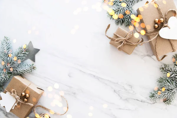 Noel el yapımı hediye kutuları üzerinde beyaz arka plan üstten görünüm mermer. Neşeli Noel tebrik kartı, çerçeve. Kış xmas tatil tema. Yeni Yılınız Kutlu Olsun. Düz yatıyordu