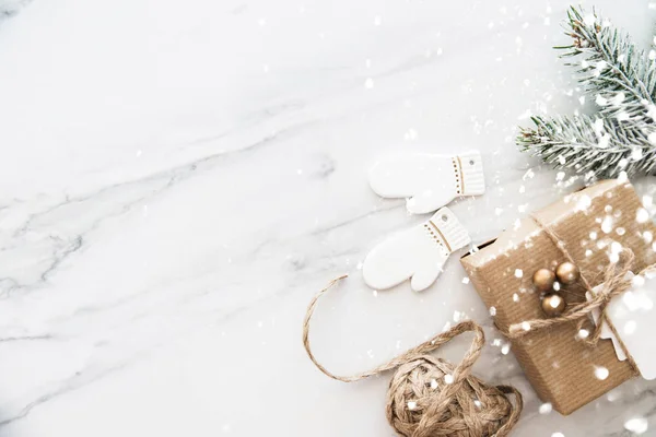 Kerst Handgemaakt Geschenkdozen Wit Marmeren Achtergrond Bovenaanzicht Merry Christmas Wenskaart — Stockfoto