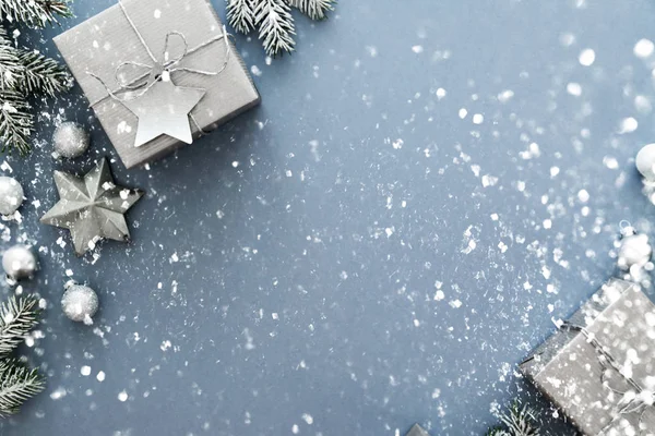 Kerstmis Zilver Handgemaakt Geschenkdozen Top Van Blauwe Achtergrond Bekijken Merry — Stockfoto