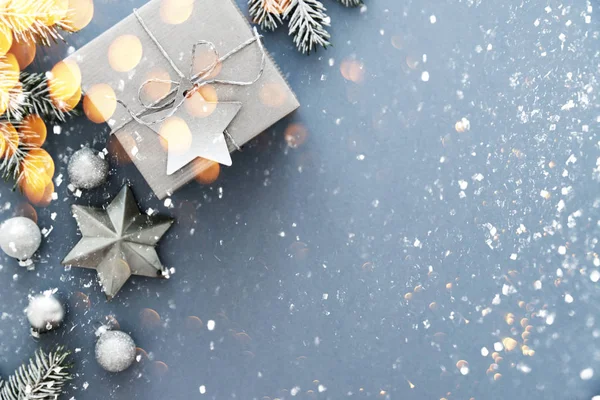 Noel gümüş el yapımı Hediyelik kutu mavi arka plan üstüne görüntüleyin. Neşeli Noel tebrik kartı, çerçeve. Kış xmas tatil tema. Yeni Yılınız Kutlu Olsun. Noel. Düz yatıyordu