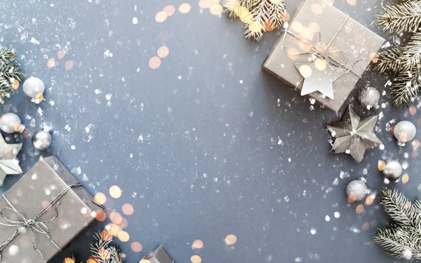 Різдвяні Срібні Подарункові Коробки Ручної Роботи Синьому Тлі Зверху Вітальна — стокове фото