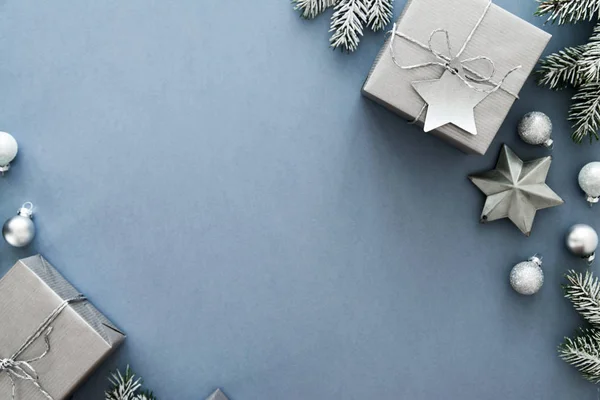 Vánoční Stříbrné Ručně Vyráběné Dárkové Krabice Modrém Pozadí Horní Zobrazit — Stock fotografie