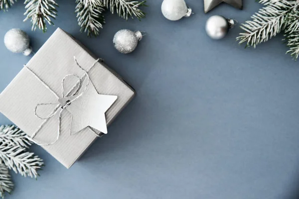 Kerstmis Zilver Handgemaakt Geschenkdozen Top Van Blauwe Achtergrond Bekijken Merry — Stockfoto