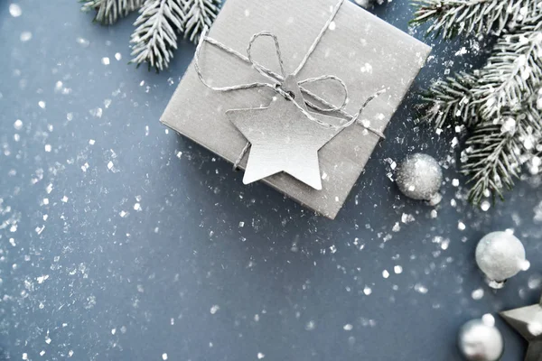 青い背景上のクリスマス銀の手作りギフト ボックスを表示します メリー クリスマス グリーティング カード フレーム 冬のクリスマスの休日のテーマ 明けましておめでとう ノエル — ストック写真