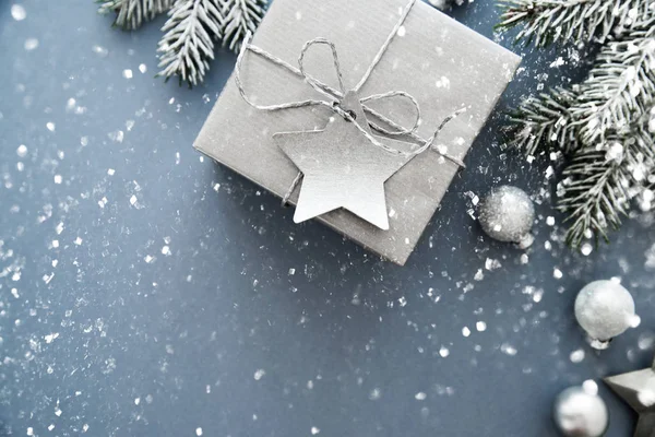 Noel gümüş el yapımı Hediyelik kutu mavi arka plan üstüne görüntüleyin. Neşeli Noel tebrik kartı, çerçeve. Kış xmas tatil tema. Yeni Yılınız Kutlu Olsun. Noel. Düz yatıyordu