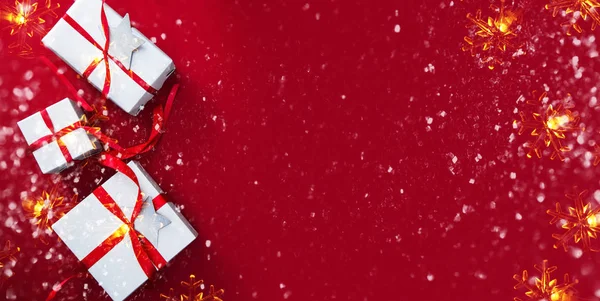 Neşeli Noel ve mutlu tatil tebrik kartı, çerçeve, banner. Yeni yıl. Noel gümüş el yapımı hediye, armağan üstünde kırmızı bir arka plan görünüm üst. Kış tatil tema. Düz yatıyordu.