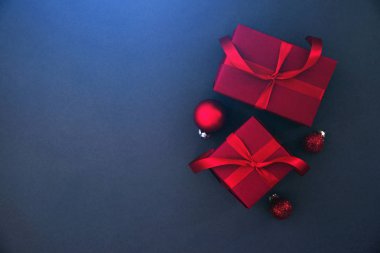 Neşeli Noel ve mutlu tatil tebrik kartı, çerçeve, banner. Yeni yıl. Christmas kırmızı el yapımı hediye, armağan üstünde arka plan üstten görünüm mavi. Kış tatil tema. Düz yatıyordu.