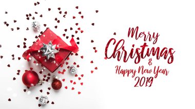 Neşeli Noel ve mutlu tatil tebrik kartı, çerçeve, banner. Yeni yıl. Kırmızı Noel hediyeleri, armağan üstünde beyaz arka plan görünüm üst. Kış tatil tema. Noel. Düz yatıyordu.