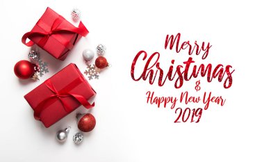 Neşeli Noel ve mutlu tatil tebrik kartı, çerçeve, banner. Yeni yıl. Kırmızı Noel hediyeleri, armağan üstünde beyaz arka plan görünüm üst. Kış tatil tema. Noel. Düz yatıyordu.