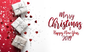 Neşeli Noel ve mutlu tatil tebrik kartı, çerçeve, banner. Yeni yıl. Kırmızı Noel hediyeleri, armağan üstünde beyaz arka plan görünüm üst. Kış tatil tema. Noel. Düz yatıyordu.