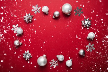 Neşeli Noel ve mutlu tatil tebrik kartı, çerçeve, banner. Yeni yıl. Noel. Noel süsler kırmızı zemin üzerine beyaz ve gümüş görünümü top. Kış tatil tema. Düz yatıyordu.