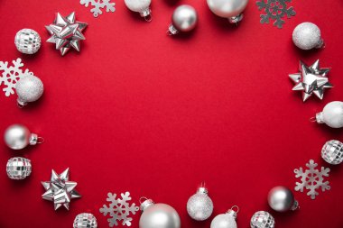 Neşeli Noel ve mutlu tatil tebrik kartı, çerçeve, banner. Yeni yıl. Noel. Noel süsler kırmızı zemin üzerine beyaz ve gümüş görünümü top. Kış tatil tema. Düz yatıyordu.