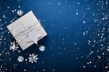 Neşeli Noel ve mutlu tatil tebrik kartı, çerçeve, banner. Yeni yıl. Noel. Noel hediyeleri, mavi arka plan üstten görünüm süsler. Kış tatil tema. Düz yatıyordu.