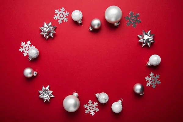 圣诞快乐 节日快乐贺卡 新的一年 诺埃尔 圣诞节白色和银色饰品在红色背景顶视图 寒假主题 — 图库照片