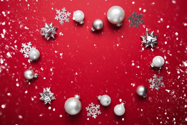 크리스마스 홀리데이 인사말 프레임 해입니다 노엘입니다 빨간색 바탕에 흰색과 장식품 — 스톡 사진