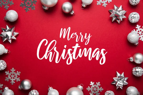 圣诞快乐 节日快乐贺卡 新的一年 诺埃尔 圣诞节白色和银色饰品在红色背景顶视图 寒假主题 — 图库照片
