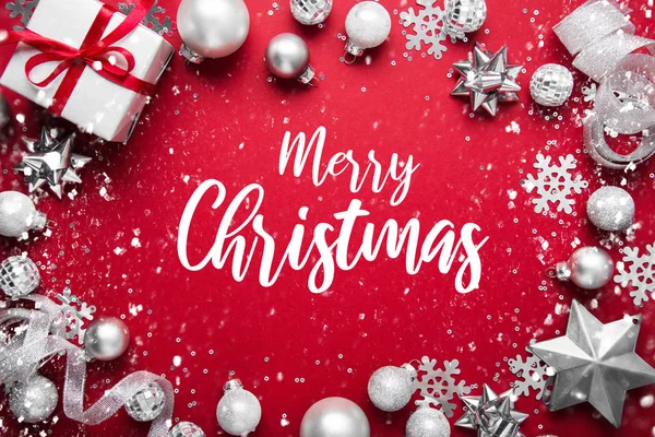 メリー クリスマスとハッピー ホリデー グリーティング カード フレーム バナー 新しい年 ノエル クリスマスの白と銀の装飾品赤の背景に平面図です — ストック写真
