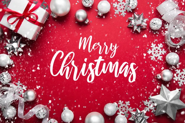 Neşeli Noel ve mutlu tatil tebrik kartı, çerçeve, banner. Yeni yıl. Noel. Noel süsler kırmızı zemin üzerine beyaz ve gümüş görünümü top. Kış tatil tema. Düz yatıyordu.