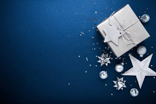 Neşeli Noel ve mutlu tatil tebrik kartı, çerçeve, banner. Yeni yıl. Noel. Noel hediyeleri, mavi arka plan üstten görünüm süsler. Kış tatil tema. Düz yatıyordu.