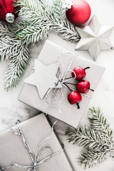 Karácsony Ezüst Kézzel Készített Díszdobozok Fehér Márvány Háttér Felülnézet Boldog — Stock Fotó