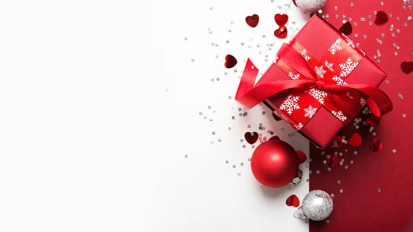 圣诞快乐 节日快乐贺卡 新的一年 圣诞红色礼物 白色背景顶部视图上的礼物 寒假主题 诺埃尔 图库照片