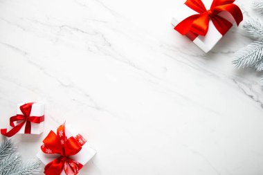 Mutlu Noeller ve mutlu bayramlar tebrik kartı, çerçeve, pankart. Yeni yıl. Noel. Noel hediyeleri ve beyaz mermer arka plan manzaralı kırmızı dekor. Kış Xmas bayramı teması. Düz yatıyordu