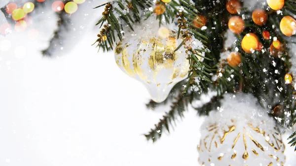 Decorado Con Adornos Blancos Árbol Navidad Sobre Fondo Nieve Feliz —  Fotos de Stock